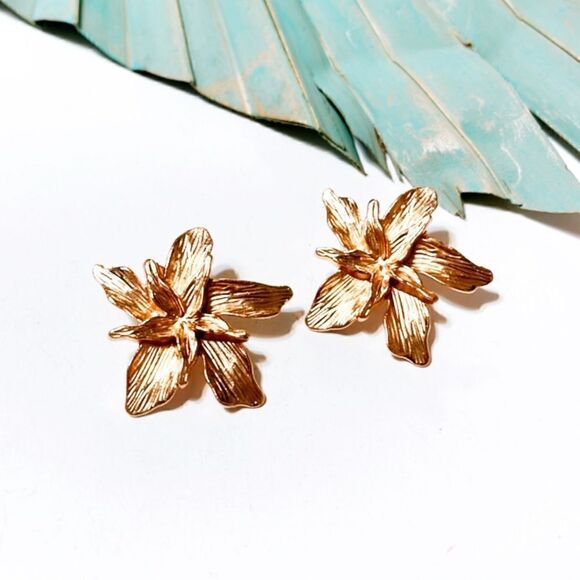 Gold flower stud earrings S142 - Picture 1 of 3